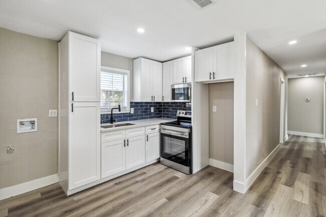 Building Photo - 1000 W Thomas Ave