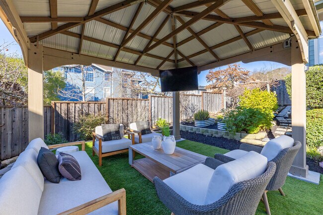 Building Photo - 15 Aaron Dr