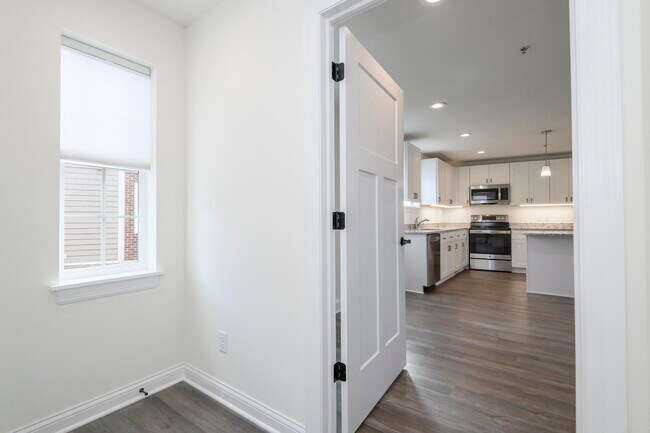 Building Photo - 205 Fox St