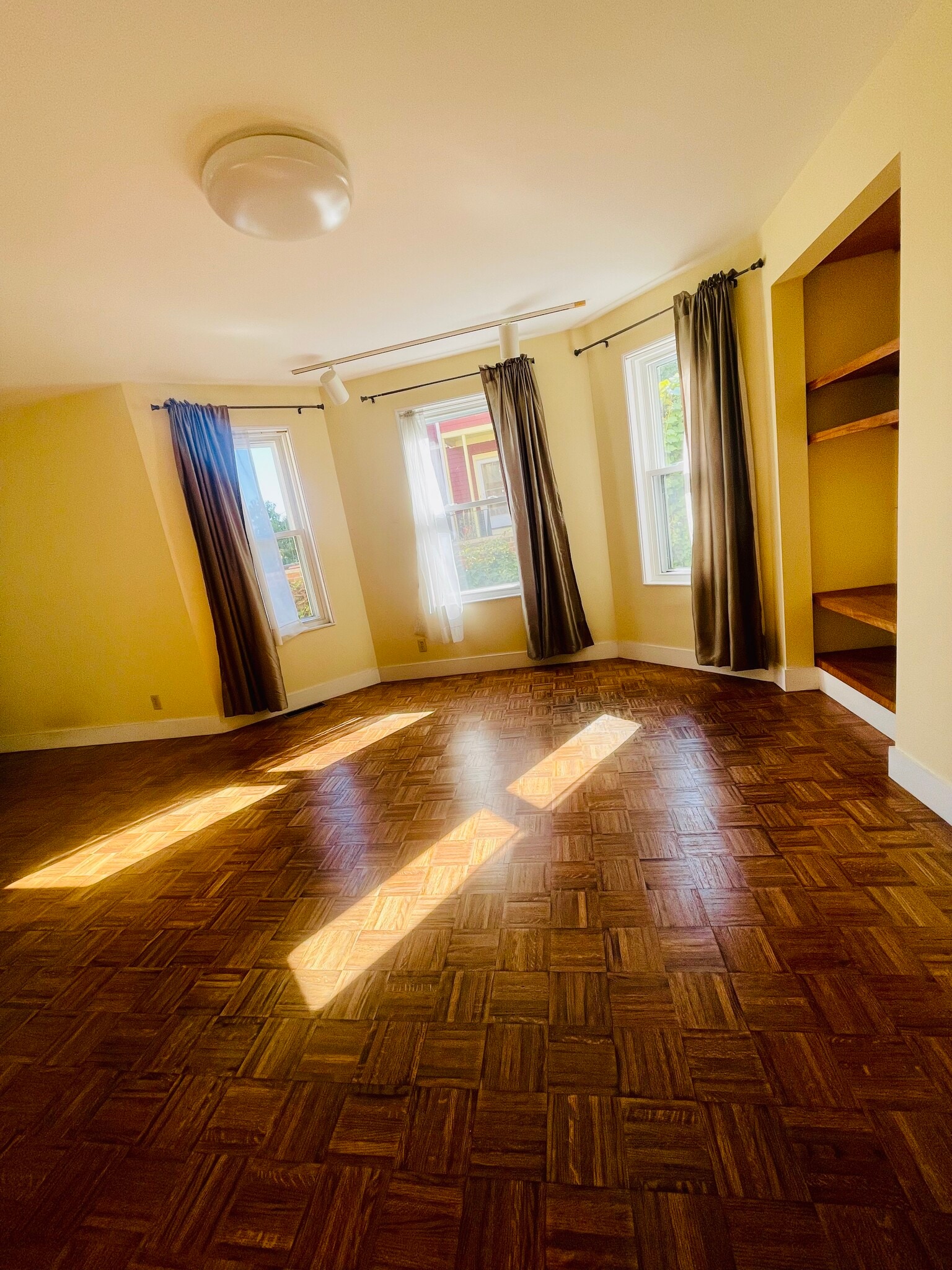 DINING - 10 Packard Ave