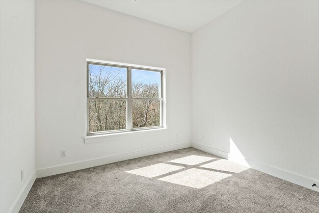 Building Photo - 11 Pagham Ln