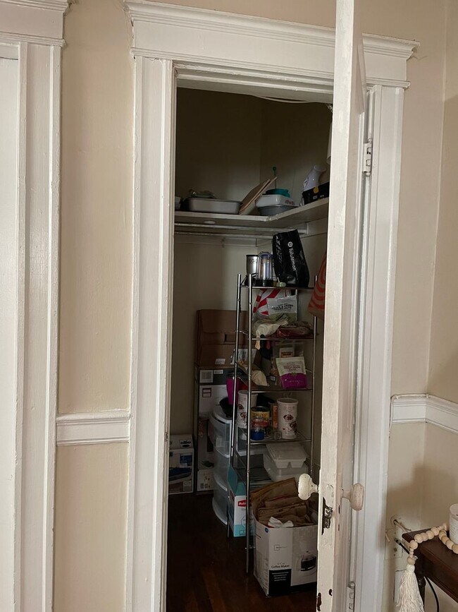 Building Photo - 2BR 1Bth unit. Heat/Hot Water included. Great location!