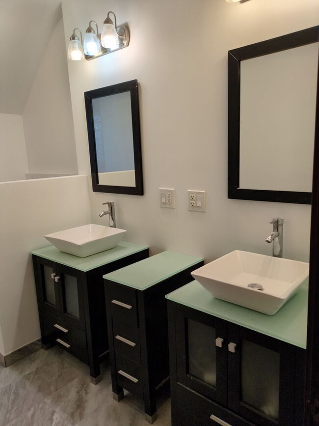 Building Photo - 420 N Pine Ave