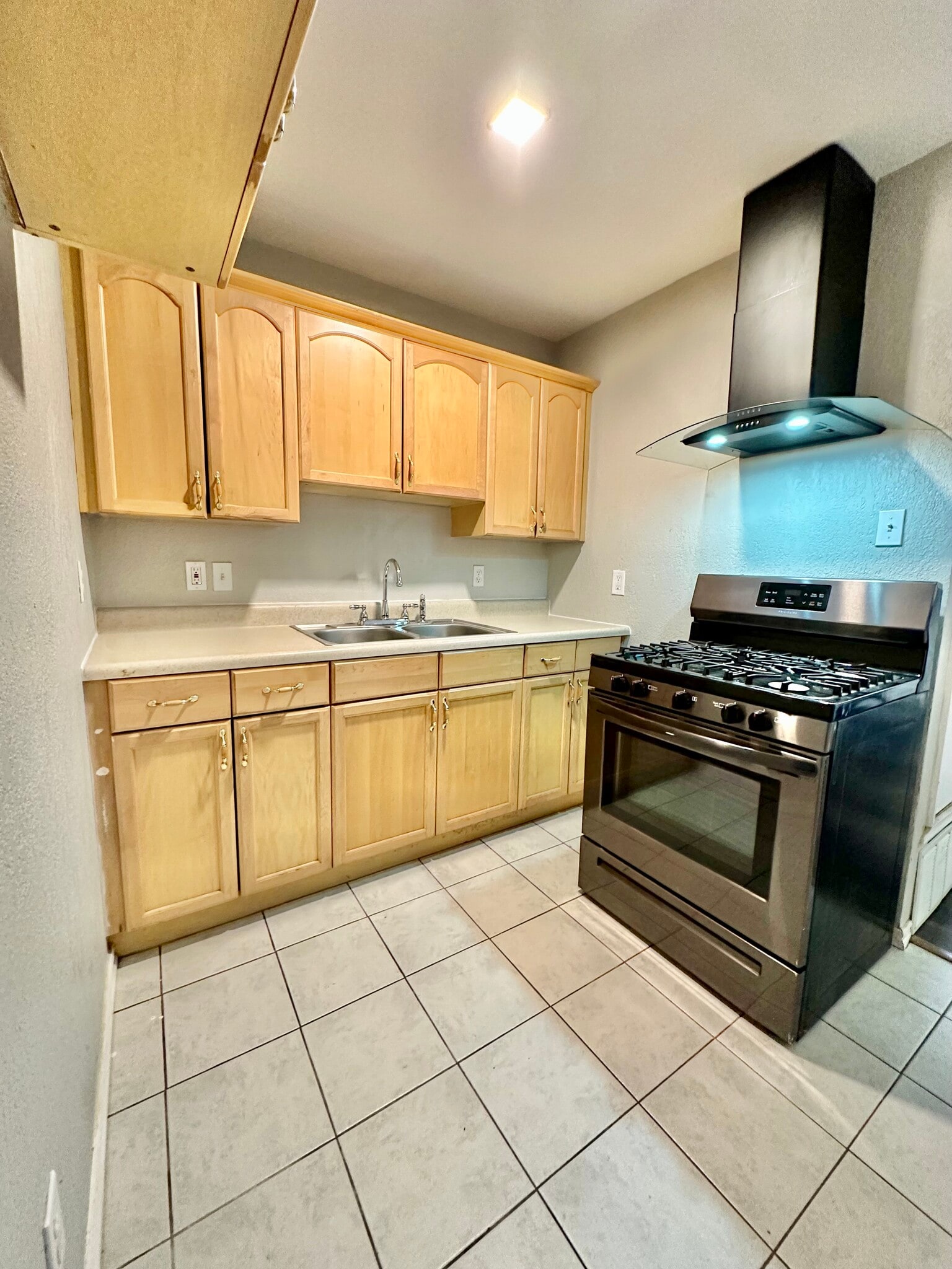 Building Photo - 5320 Lovell Ave