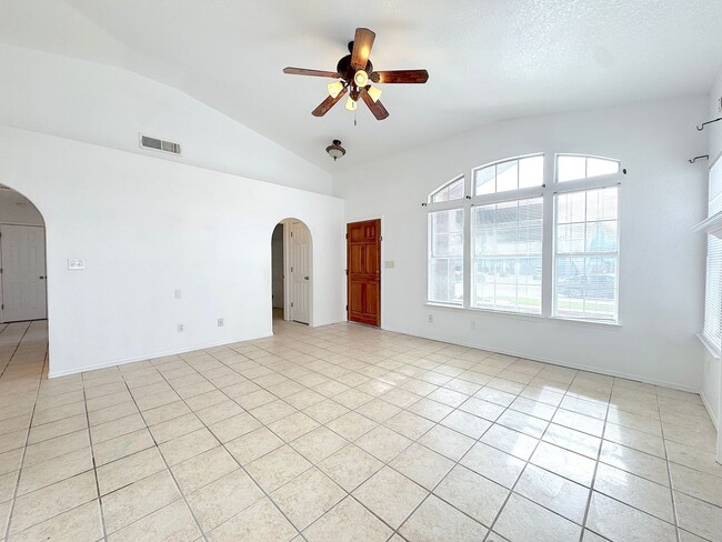 Building Photo - East El Paso 3bed/2bath  Refrig A/C!