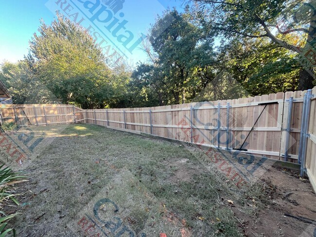 Building Photo - Spacious 4 Bedroom