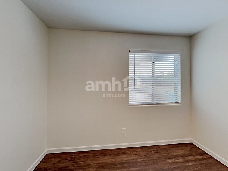 Building Photo - 3033 W Quail Ave