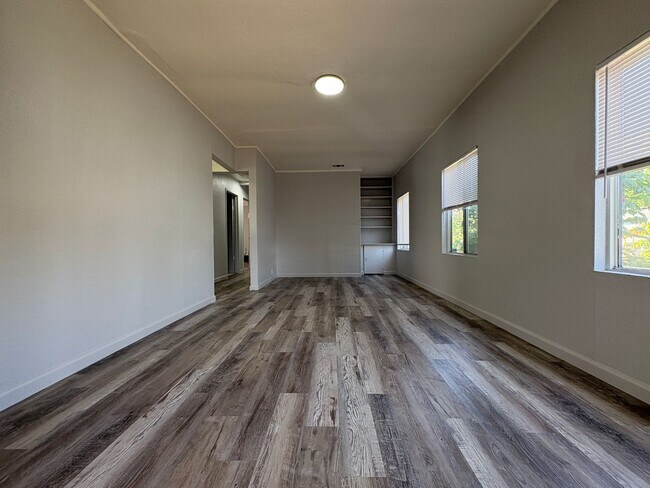 Building Photo - Spacious 3 Bed, 2 Bath Single Story Home