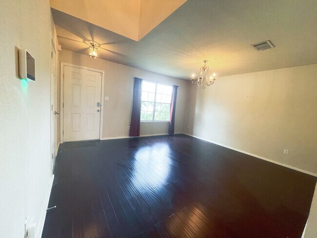 formal dining room - 577 Quarter Ave