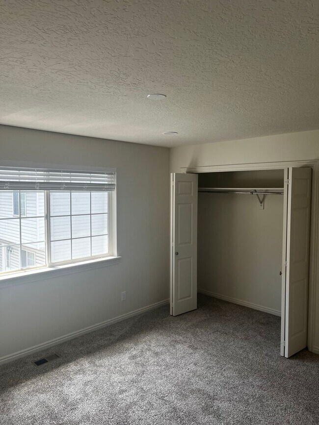 Building Photo - Newly Renovated Provo Townhouse