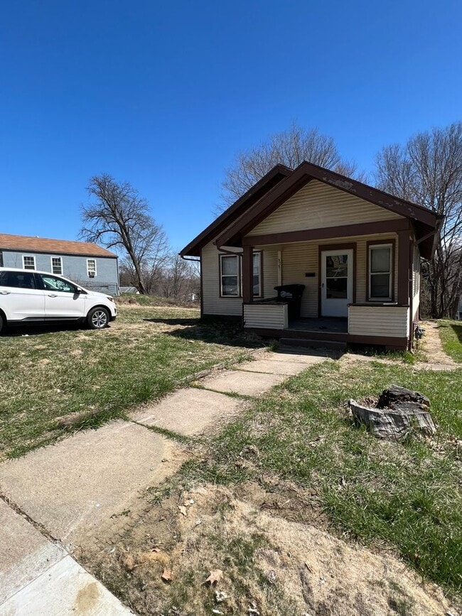 Building Photo - 2 bedroom 1 bath house. off street parking. $1000