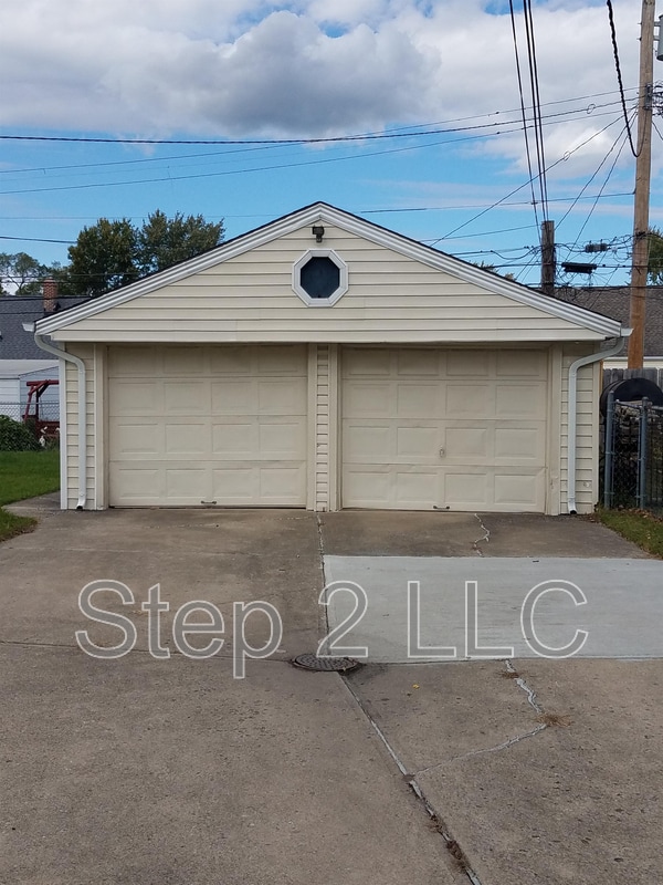 Building Photo - 13801 Linn Ave
