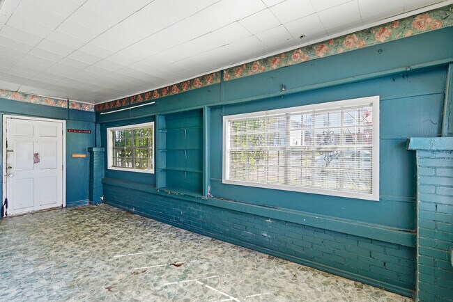 Building Photo - 3332 Walnut Ave SW