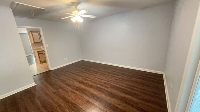 Building Photo - Spacious 1 BR 1 BA Available in July!