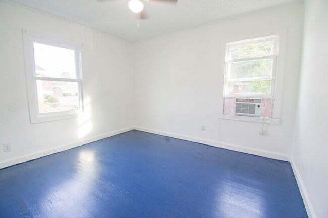 Building Photo - 2 Bedroom 1 Bathroom Updated Apartment! No Pets