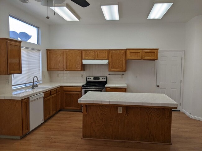 Building Photo - NW home offering plenty of amenities, clos...