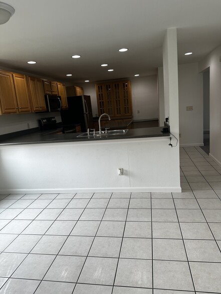 Building Photo - 527 Marie Ln
