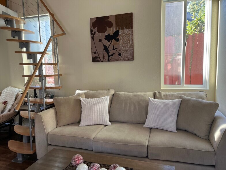 Building Photo - 6086 Palomar Cir