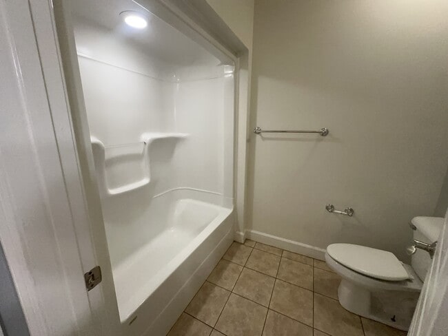 Building Photo - 3650 Victoria Dr