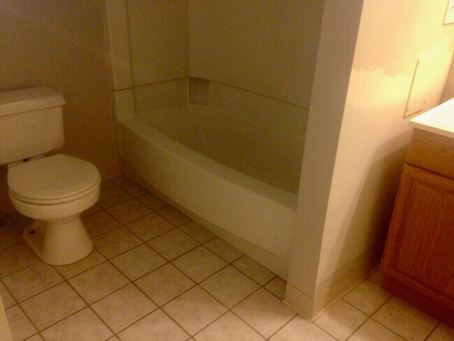 Building Photo - *** Amazing Shadyside Apartment * Walk to everything * Pet Friendly * Duplex Style Apartment * Lu...