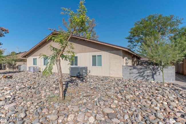 Building Photo - 303 E Ludlow Dr