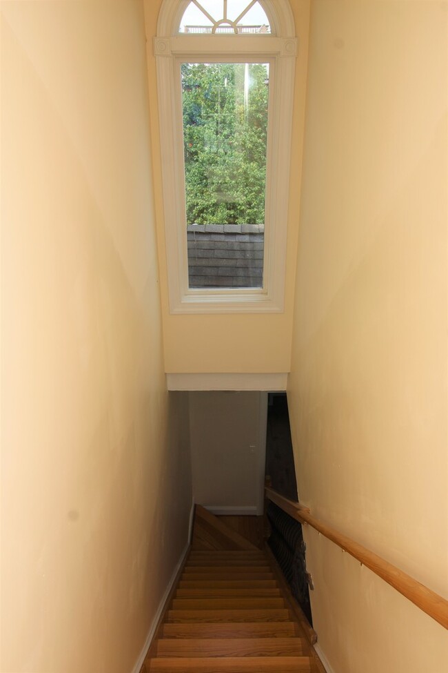 Building Photo - Exceptional Upper Fells 2bd/2ba End Rowhom...