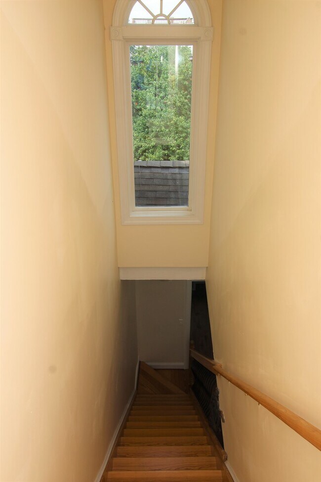 Building Photo - Exceptional Upper Fells 2bd/2ba End Rowhome w/ CAC & Rooftop Deck!--Available 7/15