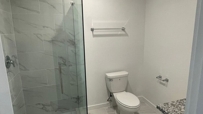 Building Photo - Brand new unit