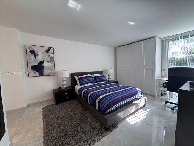 Building Photo - 3301 N Country Club Dr