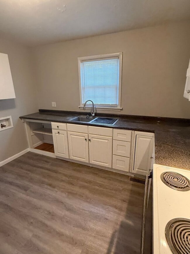 Building Photo - NEW RENTAL!  $1600 per month, Charming 3 bedroom, 1 bath House with fenced backyard! Heart of Sou...