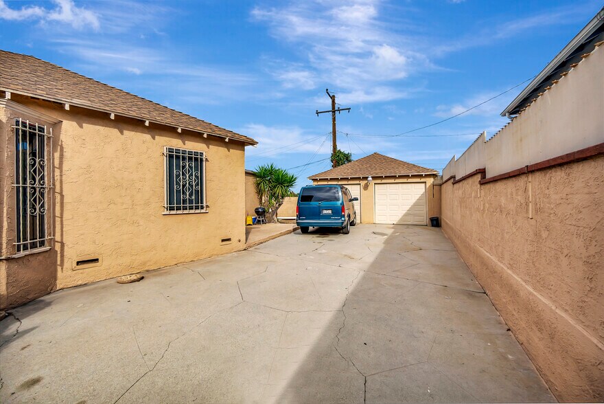 Rear Yard entrance 1 car garage - 2211 W 102nd St