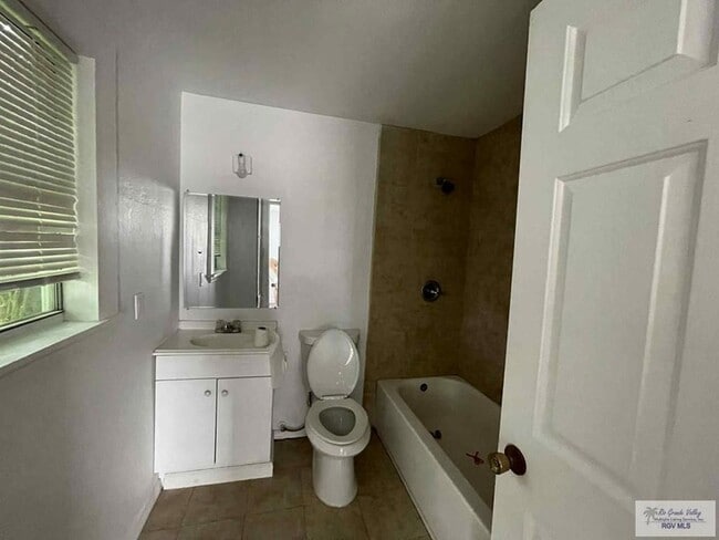 Building Photo - 521 N 9th St