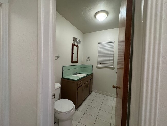 Building Photo - 2426 E Dayton Ave