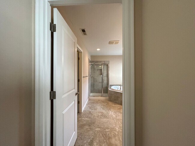 Building Photo - Gorgeous 4 Bed, 2.5 Bath Tuscany Home!