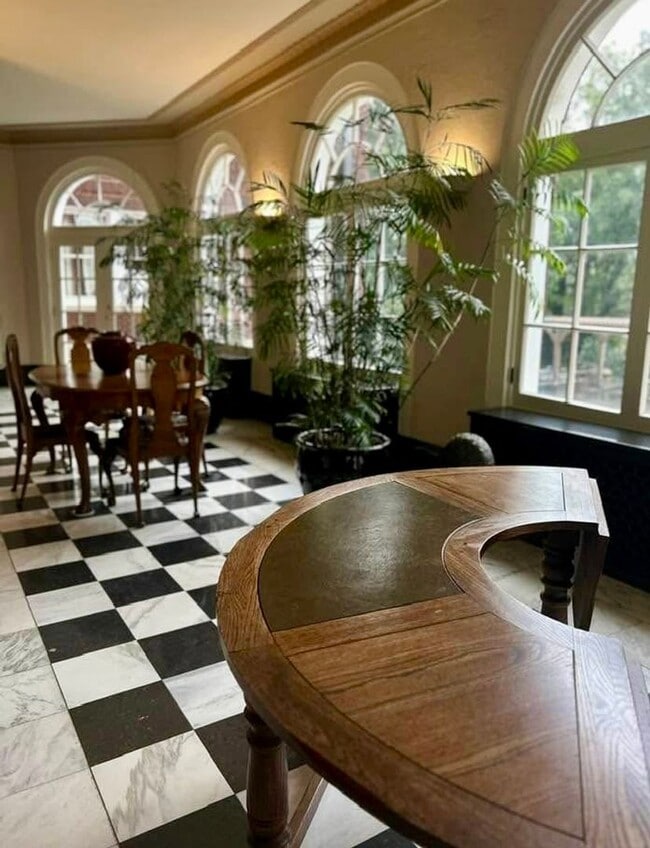 Building Photo - Gorgeous Condo in Sophian Plaza!