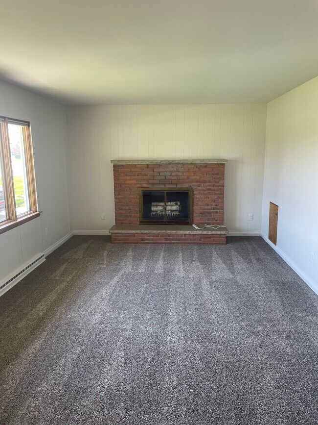 Building Photo - 4685 Mackinaw Rd