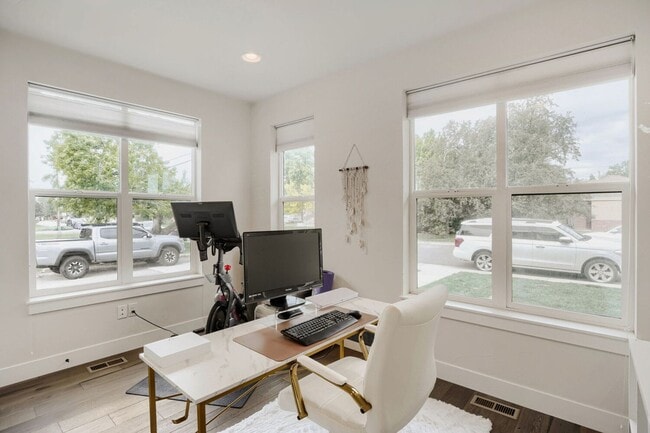 Building Photo - Bright & Inviting Home | Access to All