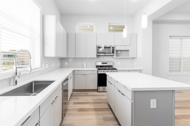 Building Photo - 1284 N Post Oak Rd