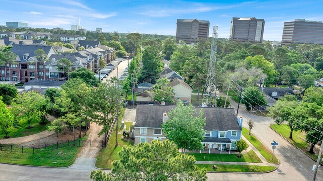 Building Photo - 770 Memorial Mews St