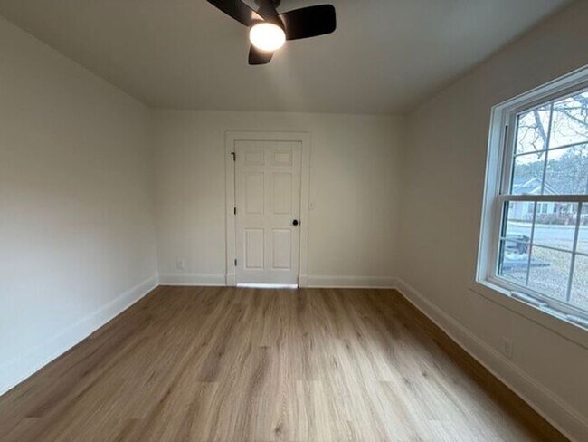 Building Photo - Modern Comfort Meets Charm in This Updated 1-Bedroom Duplex