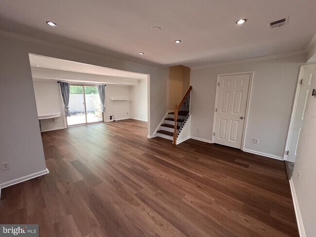 Building Photo - 5633 Independence Cir