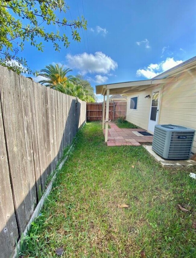 Building Photo - 1511 Village Townhome Dr