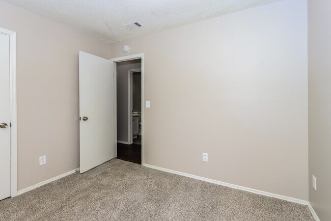 Building Photo - 1505 Chelsea Downs Dr NE