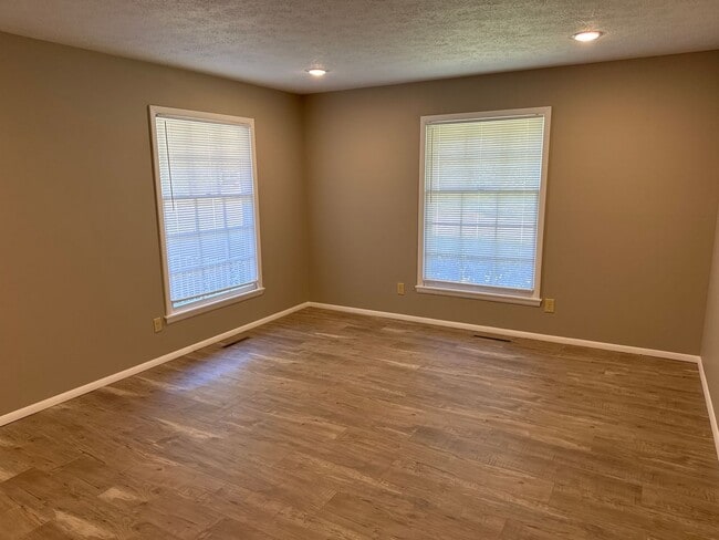 Building Photo - 3 Bedroom 2 Bath 2 Car Garage! Southeast! ...