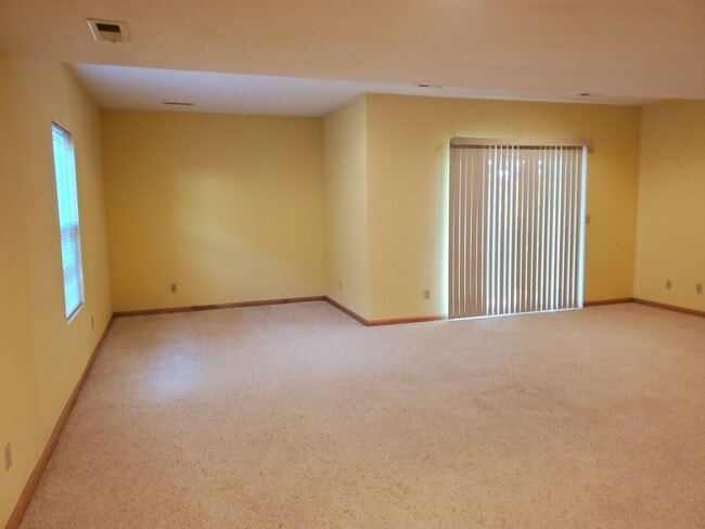 Building Photo - 3 bedroom 3 bath, 2car gar, balcony deck a...
