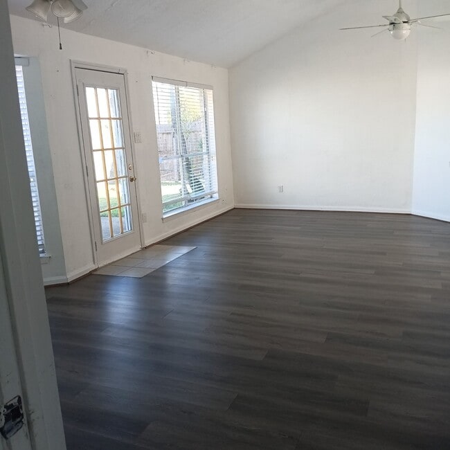 Building Photo - 14114 Old Village Ln