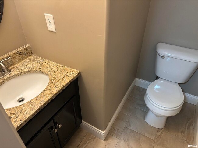 Building Photo - 2116 W Geneva Rd