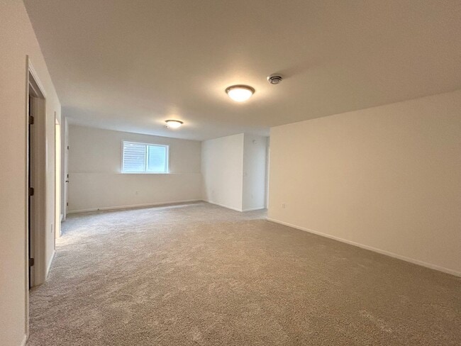 Building Photo - Spacious & Stylish 4-Bed Home with Modern Finishes and Attached 2-Stall Garage