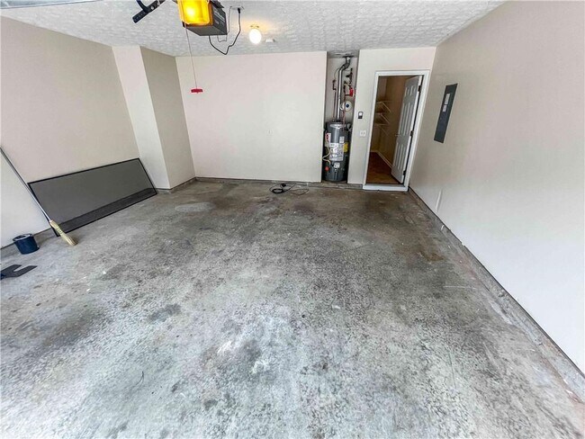Building Photo - 6205 Tree Ridge Dr N W