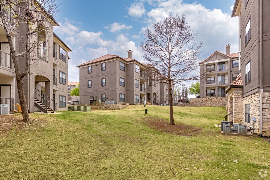 Courtyard - The Lyndon